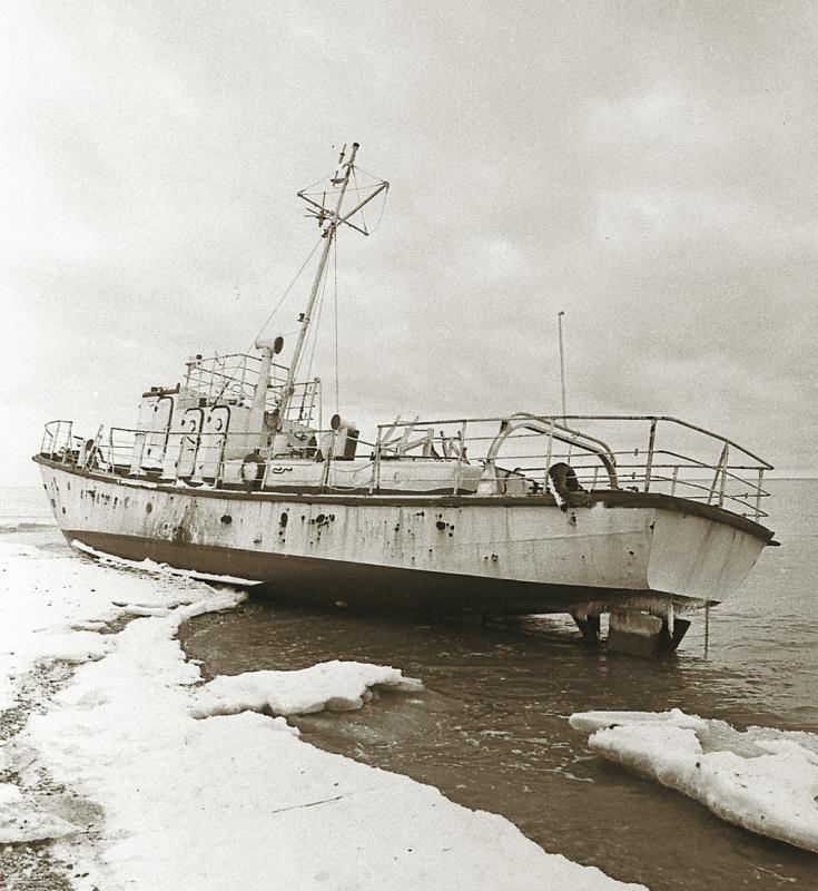 File:4_389_Sõrve säärel madalikule sõitnud lätlaste laev.jpg